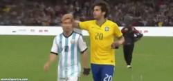 Enlace a GIF: Messi rechaza con desprecio el saludo de Kaká