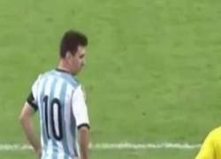 Enlace a Durante el partido Argentina-Brasil, un aficionado entró al campo y se sacó un selfie con Messi