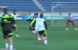 Enlace a GIF: Brutal gol de Isco en el entrenamiento de la Sub21