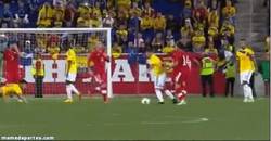 Enlace a GIF: El golazo de James anoche, ¿en Colombia sólo sabe marcar golazos?
