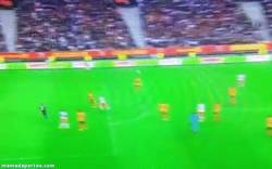 Enlace a GIF: Golazo de Maxwell desde 50 metros que pone el 1-2 para el PSG vs Lens