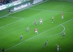 Enlace a GIF: El misil de Sneijder por la escuadra vs Fenerbahce