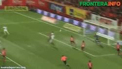 Enlace a GIF: Golazo de Ronaldinho ante el Xoloitzcuintles en el duelo ante Arango