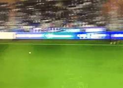 Enlace a GIF: Miguel Linera marcando para el Oviedo desde su propio campo