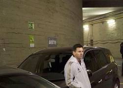 Enlace a Messi espera a Luis Enrique en el parking tras su cambio anoche