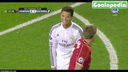 Enlace a GIF: La miradita de Cristiano a Gerrard