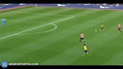 Enlace a GIF: Mientras al Barça le hacía falta gol, Alexis marcaba un doblete y daba la victoria al Arsenal