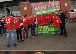 Enlace a En Liverpool te cambian la camiseta de Balotelli, no quieren 4 + 5 , quieren un 9
