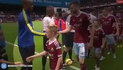 Enlace a GIF: Un niño se burla de Joe Hart y no le saluda en la previa del West Ham - Manchester city.
