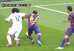 Enlace a GIF: Detalles del clásico: caño de tacón de Marcelo a Xavi