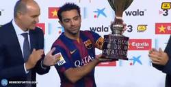 Enlace a GIF: A Xavi no se le ve muy alegre con el trofeo de la supercopa de catalunya