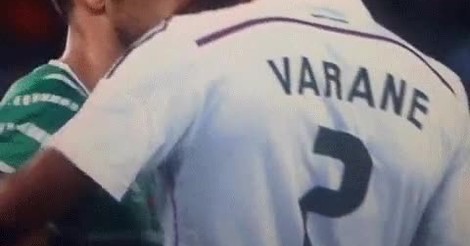 [ MEMEDEPORTES ] GIF: Me voy, pero antes regálame tu camiseta, Varane