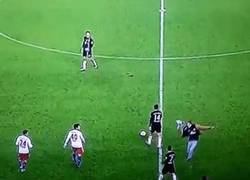 Enlace a GIF: Un aficionado pega a Ribery con una bufanda en el Hamburgo - Bayern