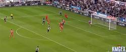 Enlace a GIF: Con este gol el Liverpool se hunde del todo