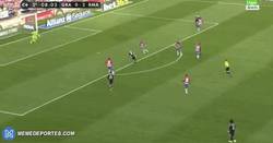 Enlace a GIF: Ya sólo le faltaba marcar a Benzema, que lo hace tras asistencia de tacón de Cristiano