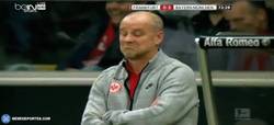 Enlace a GIF: El entrenador del Frankfurt flipa con Neuer