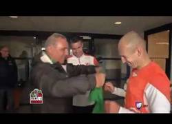 Enlace a VÍDEO: Le entregan a Robben una camiseta que dice #NoEraPenal previo al amistoso México-Holanda
