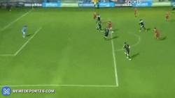 Enlace a GIF: En el Barça desaparecido, pero con la Sub21, Munir marca goles como éste, que de poco sirve