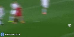 Enlace a GIF: Segundo gol de España. Busquets fusila al portero