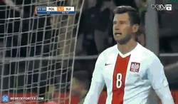 Enlace a GIF: Jedrzejczyk se convierte en un  espectador para celebrar su gol
