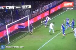 Enlace a GIF: El Madrid se adelanta con gol de James. Viene a vender camisetas, decían