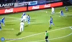 Enlace a GIF: Brutal el gesto técnico de Cristiano para irse del defensa en el gol de James