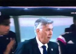 Enlace a GIF: Ancelotti celebrando el gol a lo Cristiano. Loquísimos nos hemos quedado
