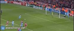Enlace a GIF: Gol de Agüero de penalti. Benatia expulsado. Se complica el Bayern