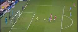 Enlace a GIF: Xabi Alonso con dos errores pone por delante al City, gol del Kun