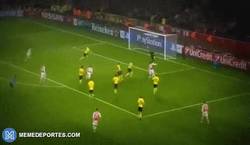 Enlace a GIF: El gol de Sanogo que adelantaba al Arsenal ante un inofensivo Dortmund