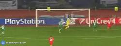 Enlace a GIF: Henderson remonta el partido a favor del Liverpool 1-2