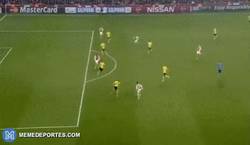 Enlace a GIF: Golazo de Alexis. El Dortmund totalmente bloqueado
