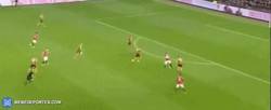 Enlace a GIF: Golazo de Van Persie en la goleada 3-0 del United al Hull City