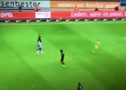 Enlace a GIF: Neuer volvió a las andadas, sale a despejar el balón y se hace un autopase con la cabeza