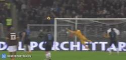 Enlace a GIF: Espectacular golazo de Miralem Pjanic al Inter