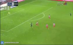 Enlace a GIF: El golazo de volea de Pereyra que ponía el 1-2 en el Olympiakos-PAOK