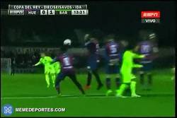 Enlace a GIF: Falta espectacular de Rakitic que se convierte en el primer gol del partido