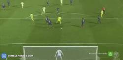 Enlace a GIF: Golazo de Iniesta a lo Stamford Bridge. El manchego vuelve fuerte