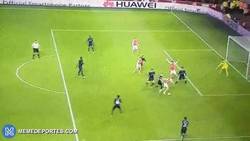 Enlace a GIF: El rocambolesco gol de Alexis que da la victoria al Arsenal en el 88'