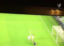 Enlace a GIF: Zlatan celebrando un gol a la vez que lo marca, espectacular