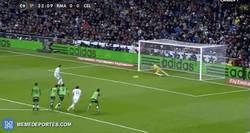 Enlace a GIF: Y gol de Cristiano de penalti, que no falla a su cita habitual