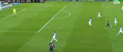 Enlace a GIF: Otro espectacular golazo de Leo Messi tras una buena jugada de todo el barça 2-1