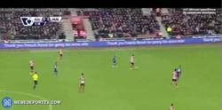 Enlace a GIF: Gol de Van Persie ante el Southampton. Gol de pillo del holandés