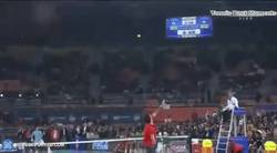 Enlace a GIF: Federer inventa un nuevo remate: Smash de espalda contra Djokovic en un partido de exhibición