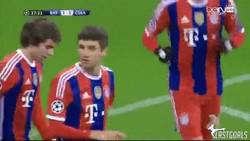 Enlace a GIF: Nadie va a celebrar con Müller su gol. ¿Qué pasa aquí?