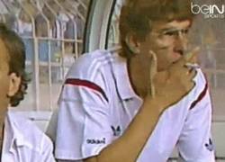 Enlace a GIF: Wenger cuando entrenaba al Mónaco. Mathieu, Zidane, Wenger... ¿casualidad?
