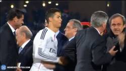 Enlace a GIF: El momento en que Cristiano Ronaldo pasa de Platini
