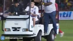 Enlace a GIF: Neymar deja el fútbol y se pasa a chófer de coches-camilla