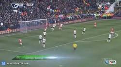 Enlace a GIF: Ojo al paradón de Lloris a Young en el Tottenham 0-0 Manchester United.
