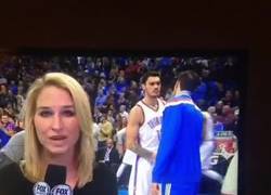 Enlace a GIF: ¿Es éste el mejor apretón de manos de la historia de la NBA?